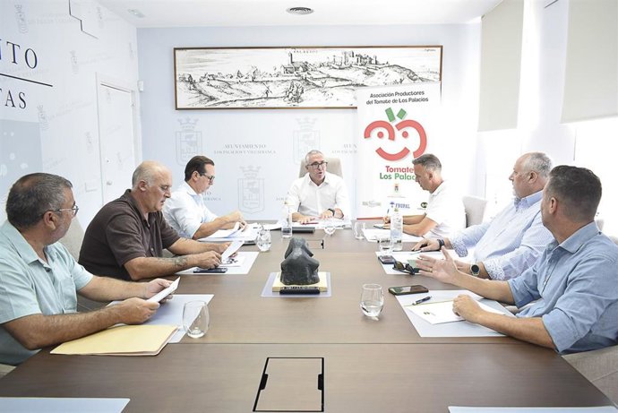 Reunión de la Asociación de Productores del Tomate de Los Palacios presidida por el alcalde y también presidente de este organismo