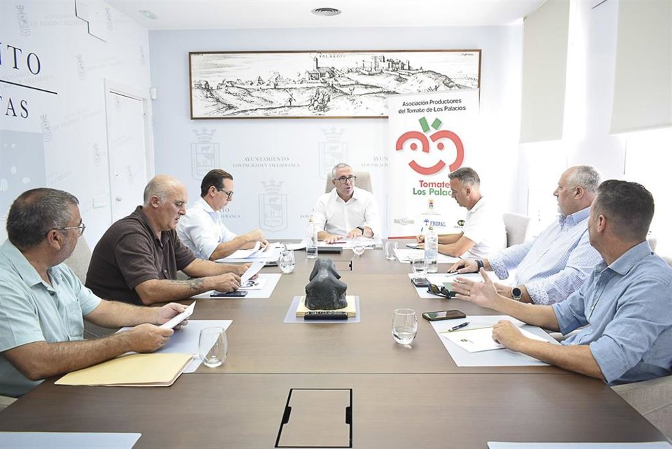 Reunión de la Asociación de Productores del Tomate de Los Palacios presidida por el alcalde y también presidente de este organismo