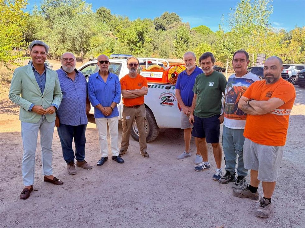 El delegado de Infraestructuras, Sostenibilidad y Agricultura de la Diputación de Córdoba, Andrés Lorite (izda), ha mantenido un encuentro con miembros del Grupo Local de Pronto Auxilio Siete Fincas