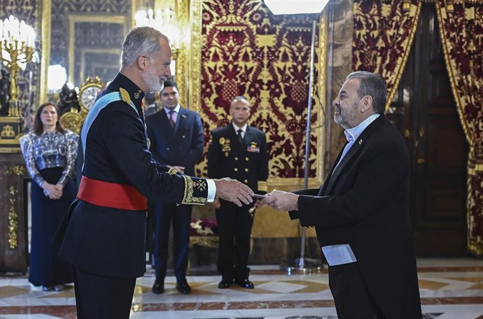 El Rey Felipe VI (i) recibe la Carta Credencial del nuevo embajador de la República Bolivariana de Venezuela, Timoteo de Jesús Zambrano Guédez, en el Palacio Real de Madrid