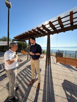 Santiago Rodríguez y Francisco Javier Lozano en el mirador-columpio.