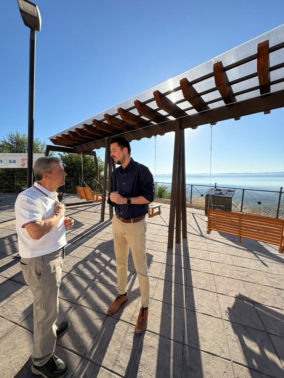 Santiago Rodríguez y Francisco Javier Lozano en el mirador-columpio.