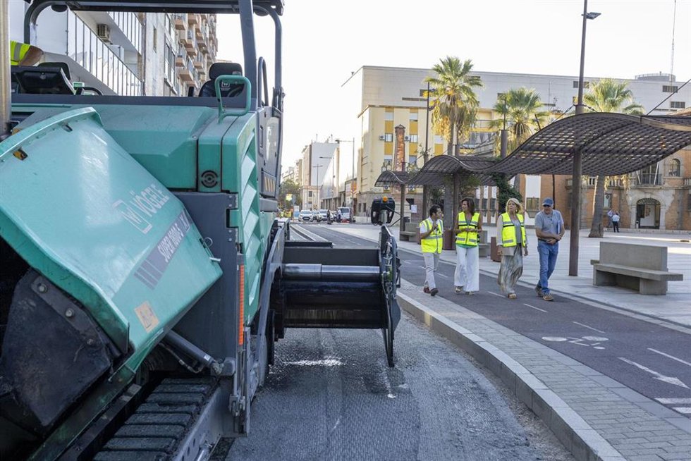 Imagen de la visita al asfaltado en la avenida de Alemania de Huelva.
