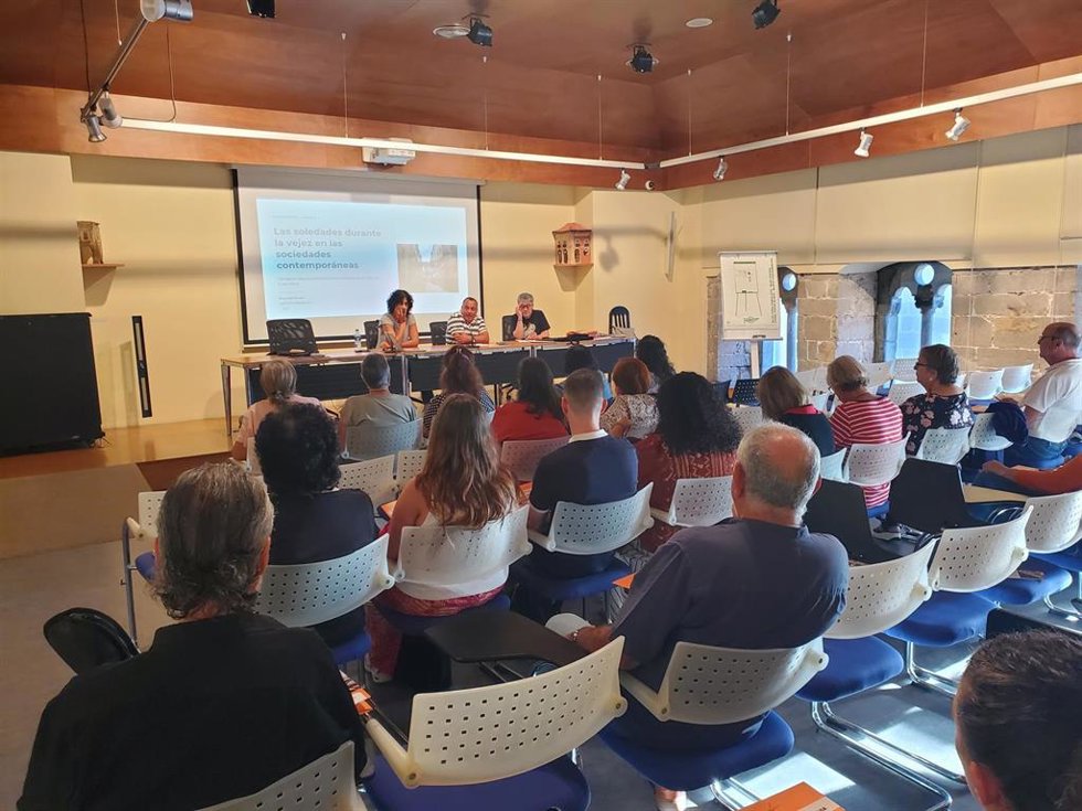 Medio centenar de personas se forman en Avilés para actuar ante la soledad no deseada