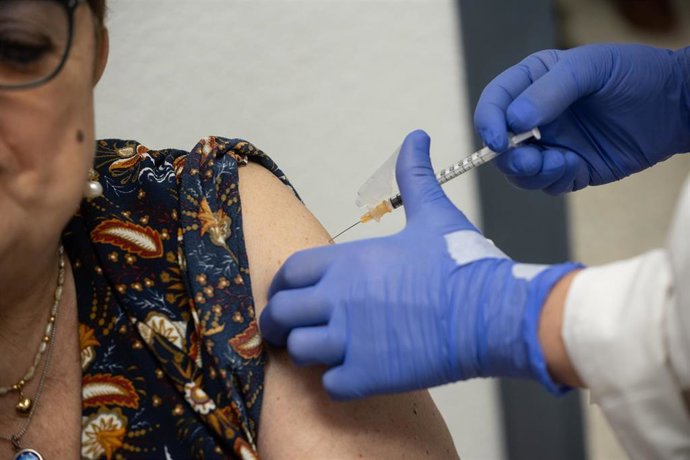 Archivo - Una mujer se vacuna durante el inicio de la campaña de vacunación de la gripe, en el Centro de Salud Segovia, a 15 de octubre de 2025, en Madrid (España). 