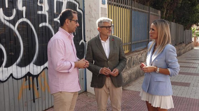 El secretario general del PSOE de Málaga, Josele Aguilar (c), este lunes en una atención a medios en Málaga.