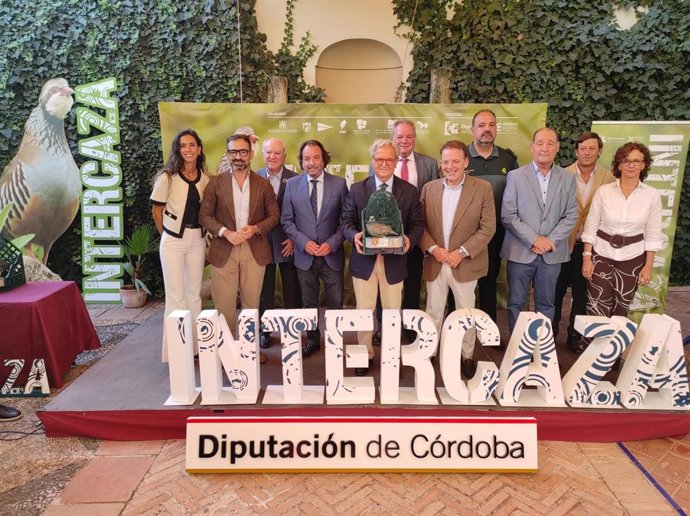 El presidente de la Diputación de Córdoba, Salvador Fuentes (centro), en la presentación de Intercaza 2026.