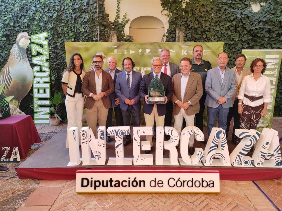 El presidente de la Diputación de Córdoba, Salvador Fuentes (centro), en la presentación de Intercaza 2026.