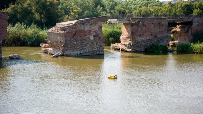 Archivo - Geas de la Guardia Civil inician el estudio para comprobar el estado de las cimentaciones del Puente Viejo de Talavera