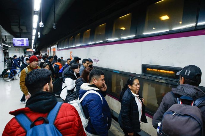 Archivo - Un tren de Rodalies de Catalunya