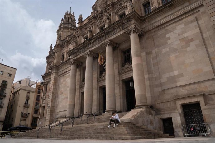 Archivo - Fachada del Edificio de Correos en Barcelona, a 11 de marzo de 2025, en Barcelona, Catalunya (España).