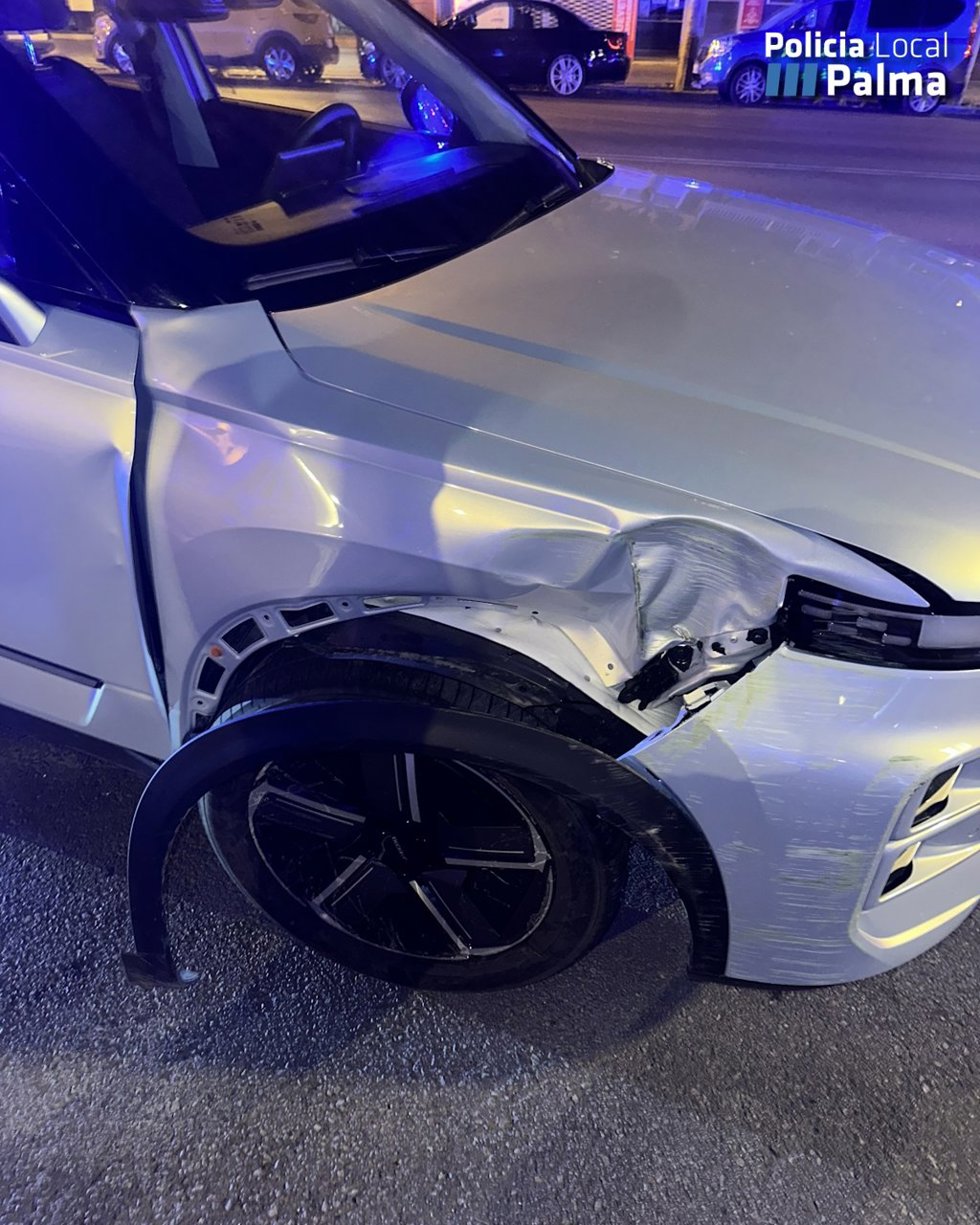 Coche accidentado tras chocar contra un semáforo en la calle Aragó de Palma.