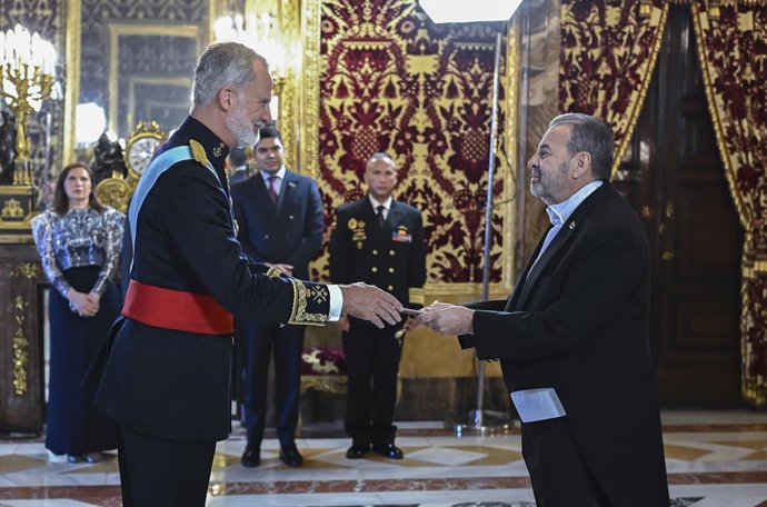 O Rei Felipe VI (i) recebe as Cartas Credenciais do novo embaixador da República Bolivariana da Venezuela, Timoteo de Jesús Zambrano Guédez, no Palácio Real de Madri, em 14 de setembro de 2026, em Madri (Espanha). O Rei recebe hoje as Cartas Cred