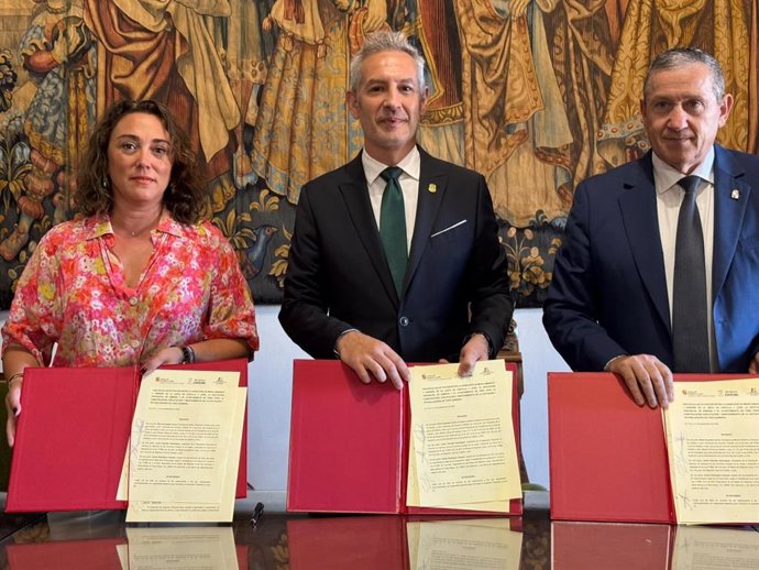La consejera de Medio Ambiente y Energía, María González Corral; el alcalde de Toro, Carlos Rodríguez, y el presidente de la Diputación de Zamora, Javier Faúndez, en la firma del protocolo de las obras de la ETAP.