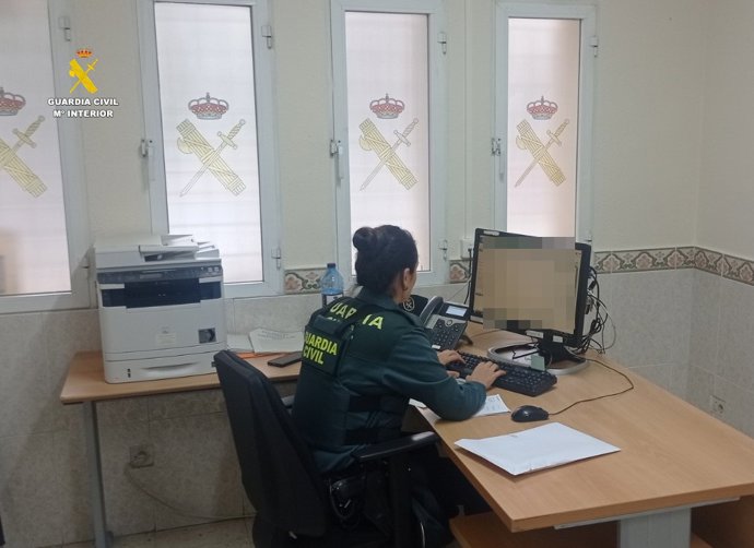Archivo - Arxiu - Agent de la Guàrdia Civil en tasques d'investigació