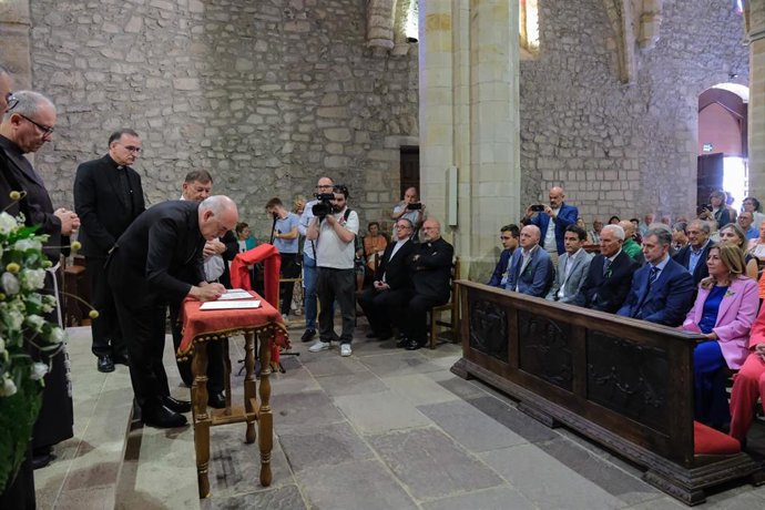 El obispo de Santander, Arturo Ros, firma el hermanamiento entre el Monasterio de Santo Toribio de Liébana y la Basílica del Santo Sepulcro de Jerusalén.