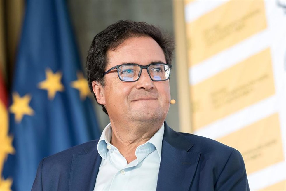 El ministro para la Transformación Digital y de la Función Pública, Óscar López, participa en un diálogo con el director del Festival Internacional de San Sebastián, José Luis Rebordinos, en el Ministerio para la Transformación Digital y de la Función Púb
