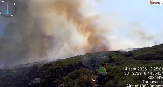 La Junta colabora en la extinción del incendio de Tornavacas (Cáceres) que está a 2 km de Ávila