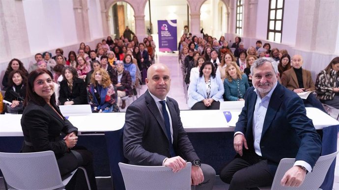 Archivo - Imagen de archivo de la celebración de un Consejo Provincial de Mujeres en Almería.