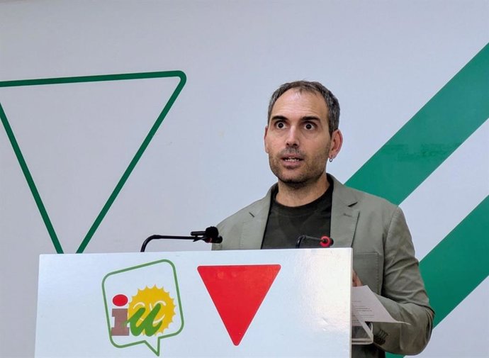 El coordinador general de IU Andalucía, Toni Valero, en rueda de prensa.