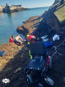 Rescate de un hombre que cayó al mar con su silla de ruedas en Llanes.