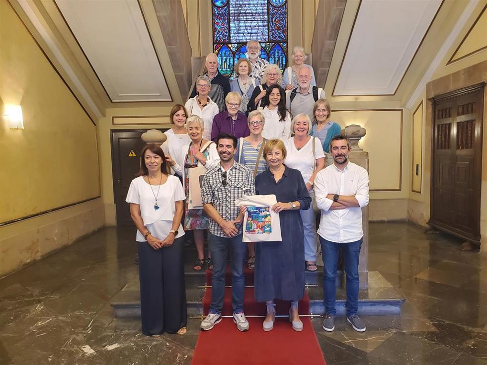 La alcaldesa de Avilés, Mariví Monteserín, durante la recepción a un grupo de participantes en el programa de inmersión lingüística en Avilés procedentes de Escocia.