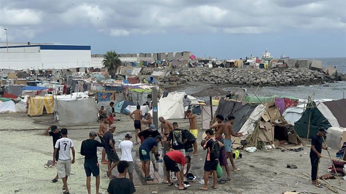 Migrantes en un nuevo asentamiento, en la playa de Benítez, a 12 de septiembre de 2026, en Ceuta (España).