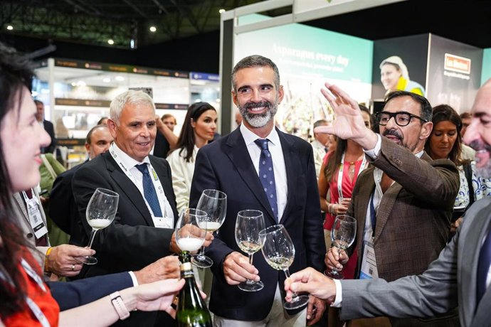 El consejero de Agricultura, Pesca, Agua y Desarrollo Rural de la Junta de Andalucía, Ramón Fernández-Pacheco (c), visita la feria agroalimentaria Auténtica Premium Food Fest 'Comprometidos con el origen', tras participar en su inauguración. 