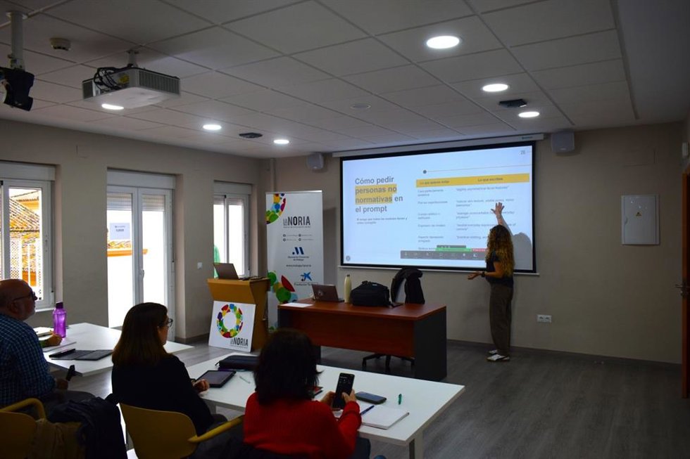 Lección sobre uso de Inteligencia Artificial en la Escuela de Impacto Social de La Noria