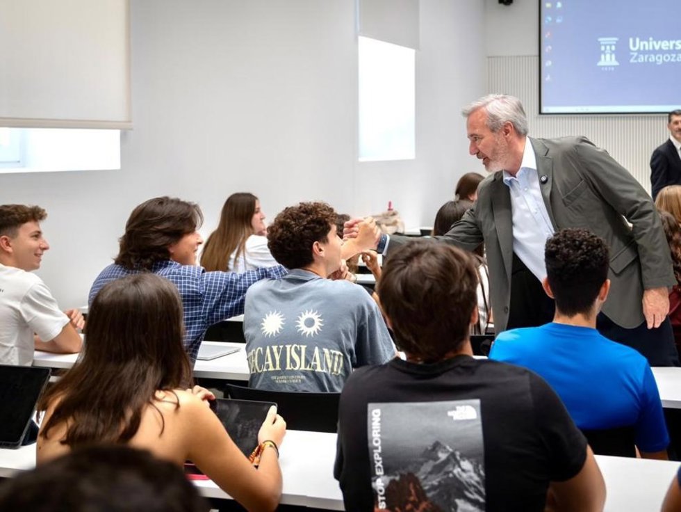 El presidente del Gobierno de Aragón, Jorge Azcón, saluda a los estudiantes de Medicina de Huesca.