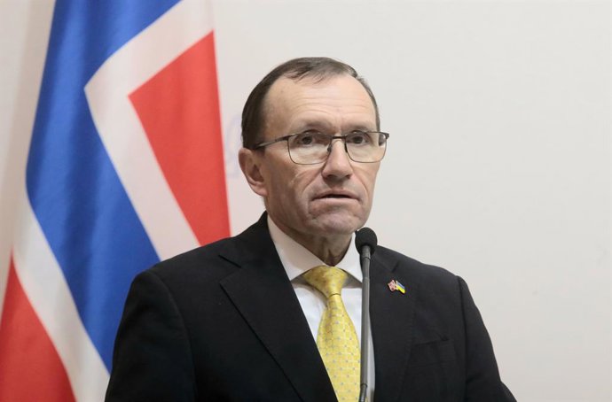 Arquivo - 12 de janeiro de 2026, Kiev, Ucrânia: O ministro das Relações Exteriores da Noruega, Espen Barth Eide, que está em visita oficial a Kiev, participa de uma coletiva de imprensa conjunta com seu homólogo ucraniano, Andrii Sybiha, após conversas qu