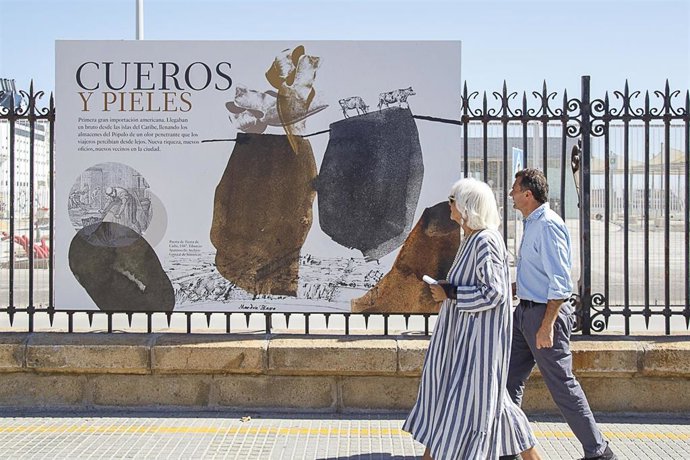 El alcalde de Cádiz, Bruno García, y la presidenta de la Autoridad Portuaria de la Bahía de Cádiz, Teófila Martínez, visitando este lunes la exposición 'Cádiz, puerta del mundo', instalada en la valla del muelle.