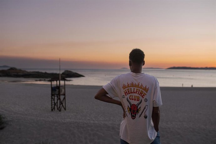 Archivo - Un migrante observa la playa a su llegada al Hotel Baixamar de Sanxenxo, a 17 de septiembre de 2024, en Sanxenxo, Pontevedra