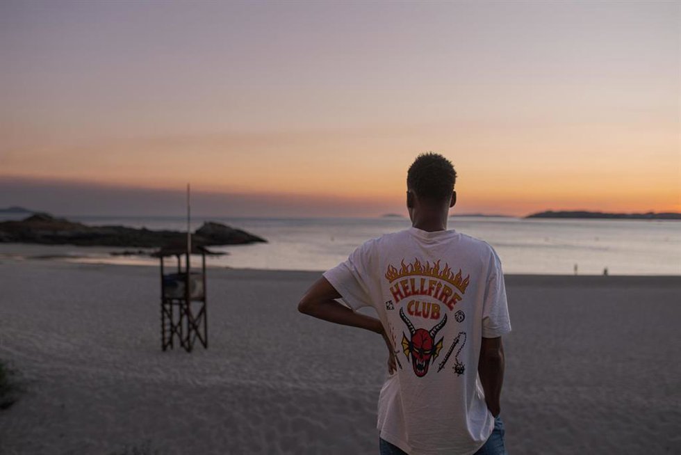 Archivo - Un migrante observa la playa a su llegada al Hotel Baixamar de Sanxenxo, a 17 de septiembre de 2024, en Sanxenxo, Pontevedra
