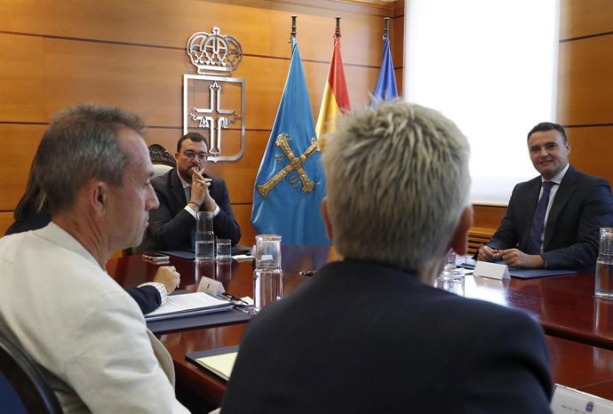 El presidente del Principado, Adrián Barbón,  preside la reunión del Consejo de gobierno.