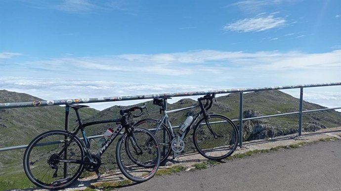 Archivo - Bicicletas de carretera en un puerto de montaña asturiano. Cicloturismo.