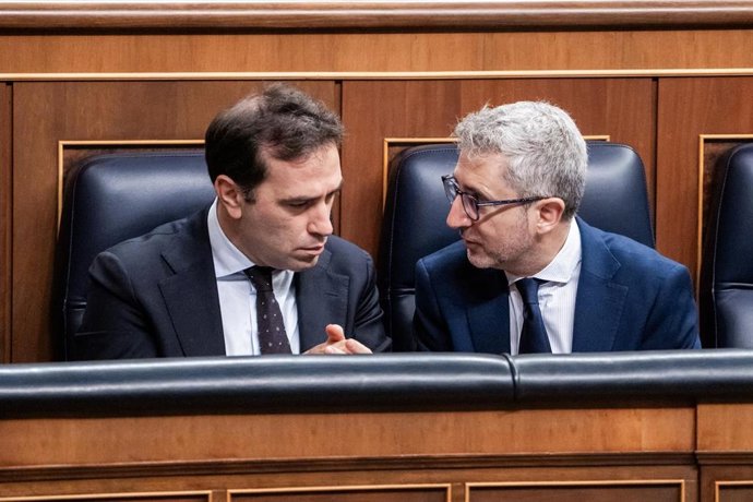 Archivo - El vicepresidente y ministro de Economía, Carlos Cuerpo y el ministro de Hacienda, Arcadi España.