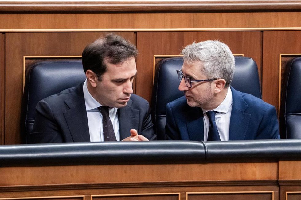 Archivo - El vicepresidente y ministro de Economía, Carlos Cuerpo y el ministro de Hacienda, Arcadi España.