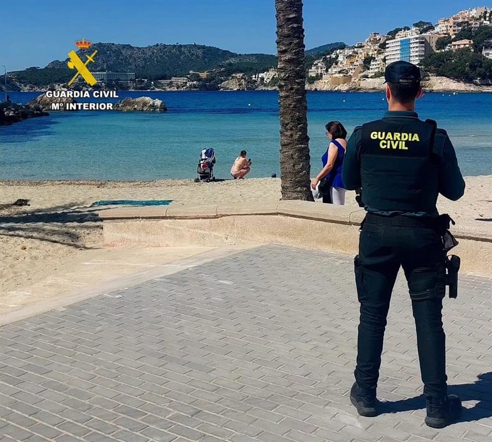 Archivo - Agente de la Guardia Civil en Magaluf, Mallorca