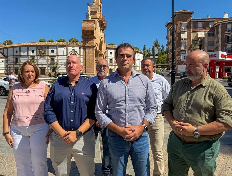 El presidente de Vox Málaga y diputado del Grupo Parlamentario Vox en Andalucía, Antonio Sevilla, junto al equipo de Vox Antequera.