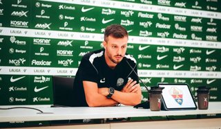 El entrenador del Elche CF, el técnico argentino Martín Anselmi, en rueda de prensa en el Martínez Valero.