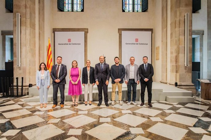 El conseller de la Presidencia de la Generalitat, Albert Dalmau, y representantes de la Associació per l'Impuls Metropolità del Camp de Tarragona tras una reunión este lunes