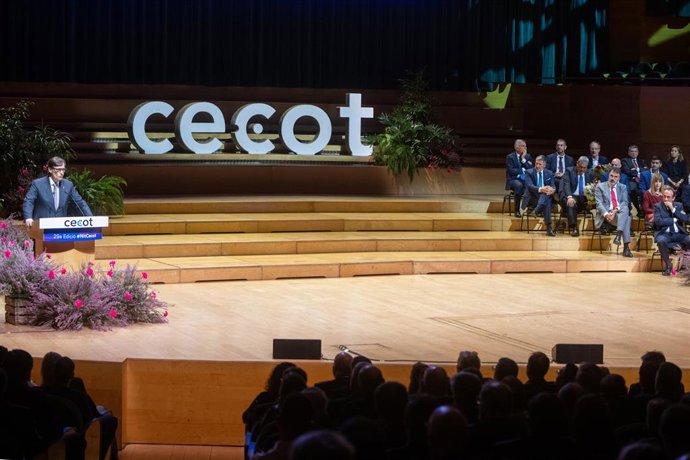 Archivo - El presidente de la Generalitat, Salvador Illa, interviene durante la 29ª edición de la Nit de l’Empresa de la Cecot.