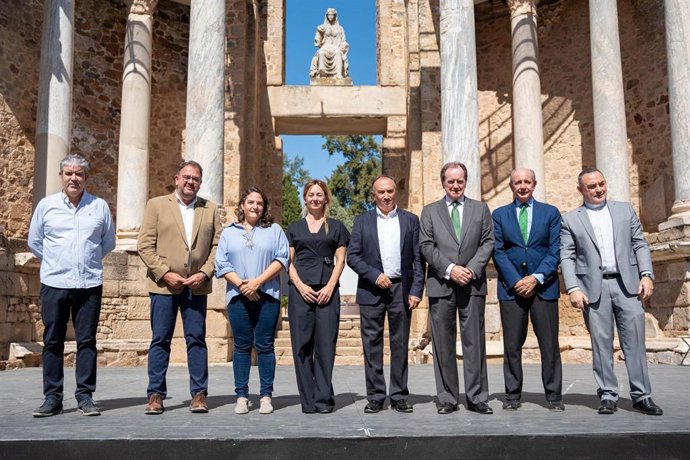 Foto de familia tras la firma del convenio entre el Consorcio de la Ciudad Monumental de Mérida y Fundación Iberdrola para renovar la iluminación del Teatro Romano de Mérida.