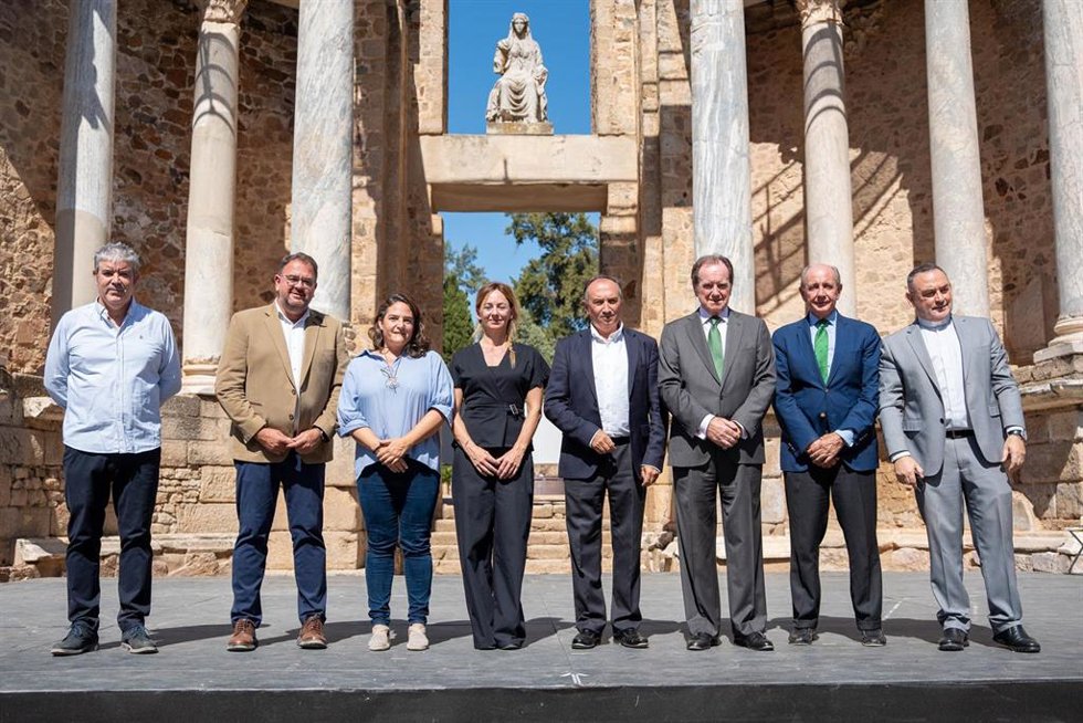 Foto de familia tras la firma del convenio entre el Consorcio de la Ciudad Monumental de Mérida y Fundación Iberdrola para renovar la iluminación del Teatro Romano de Mérida.