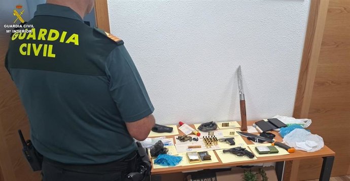 Efectos intervenidos a un hombre detenido por amenazas graves a una mujer en el ámbito de violencia de género, y al que intervinieron dos armas y cocaína, ocultas en una caja en un monte de Nigrán (Pontevedra).