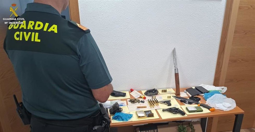 Efectos intervenidos a un hombre detenido por amenazas graves a una mujer en el ámbito de violencia de género, y al que intervinieron dos armas y cocaína, ocultas en una caja en un monte de Nigrán (Pontevedra).