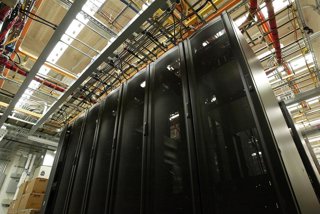 Archivo - Jan. 29, 2008 - The Port of Seattle once had racks of servers. Using VMware's ESX Server, the Port has consolidated the majority of the physical servers that run its applications, things like e-mail routing, Web sites and records management, on 
