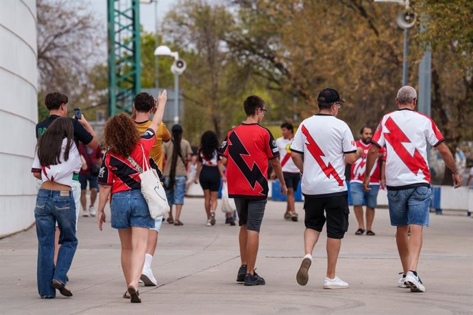 Varios aficionados antes del encuentro de fútbol entre Rayo Vallecano y Racing Club de Santander, en el Estadio de Butarque, a 5 de septiembre de 2026, en Leganés, Madrid (España). La Comisión Antiviolencia ha declarado de alto riesgo el encuentro, corres