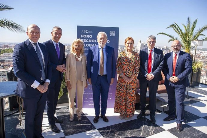 El vicepresidente de la AEC; el director gerente de la Real Academia de Ingeniería; la vicepresidenta de Santander; el presidente de la AEC; la presidenta de la APD;  el director general de la AEC; y José Antonio del Valle, de la Universidad de Navarra.